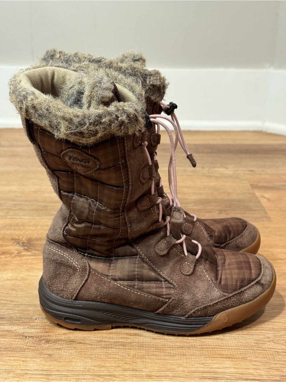 Teva Girls Brown Winter Boots with Pink Laces Size 3